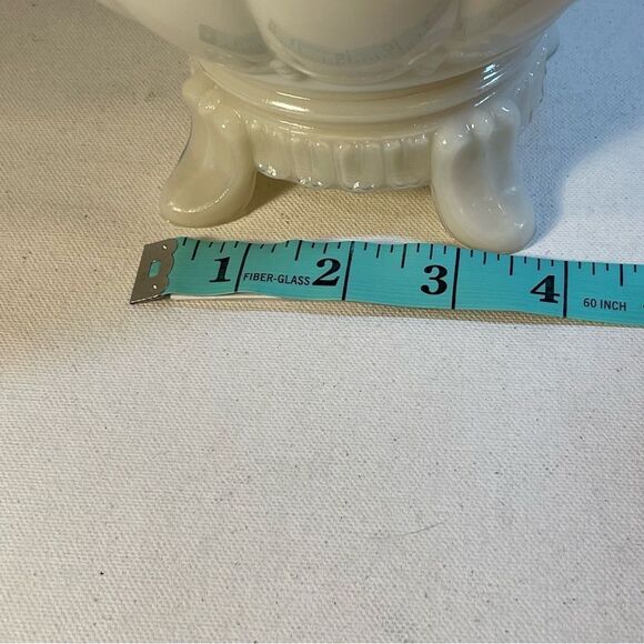 old ivory colored milk glass table lamp, vintage alacite Aladdin lamp shade - Picture 6 of 15